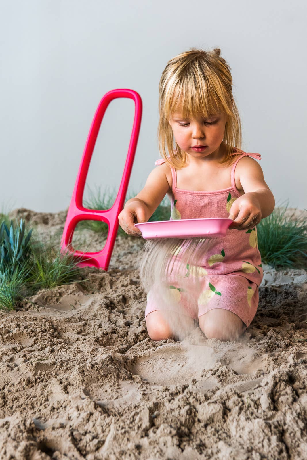 Quut Scoppi - Kids Shovel with an easy-grip handle