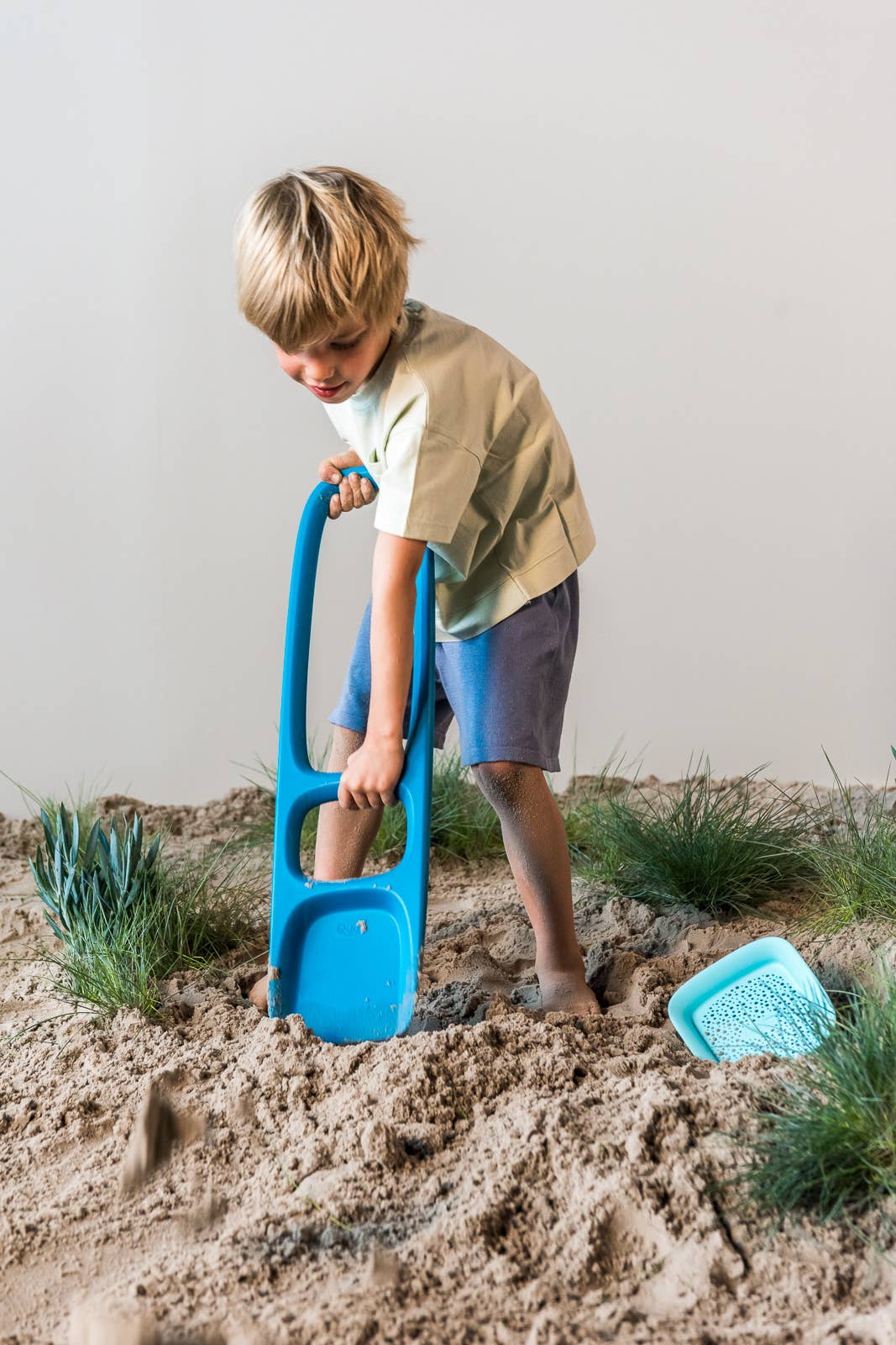 Quut Scoppi - Kids Shovel with an easy-grip handle