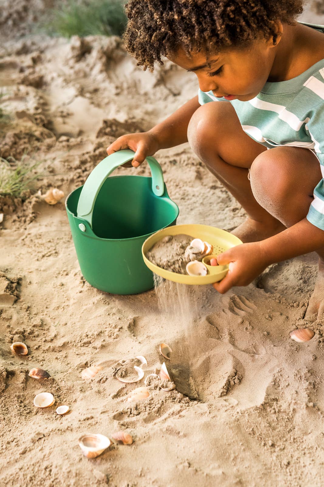 Quut Bucki - Bucket & Sand Sifter. Beach Sand and Pool Toy.